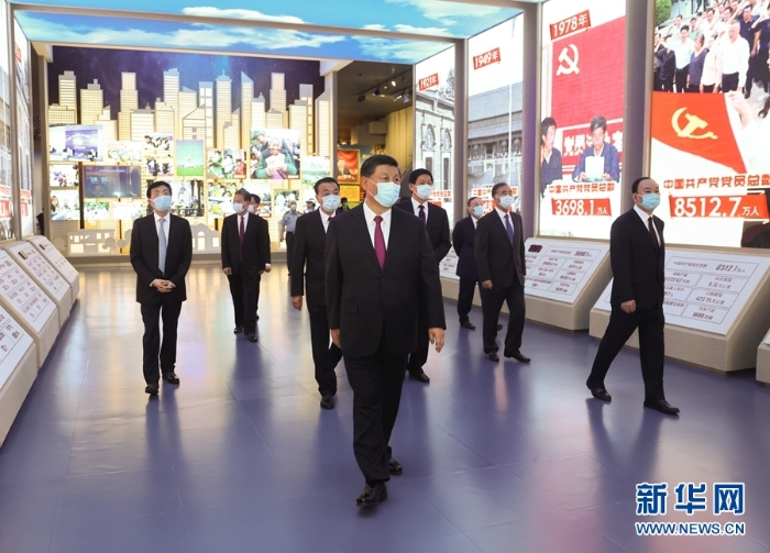 6月18日，黨和國家領(lǐng)導(dǎo)人習(xí)近平、李克強、栗戰(zhàn)書、汪洋、王滬寧、趙樂際、韓正、王岐山等在中國共產(chǎn)黨歷史展覽館參觀“‘不忘初心、牢記使命’中國共產(chǎn)黨歷史展覽”。新華社記者 鞠鵬 攝