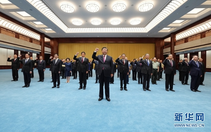 6月18日，黨和國家領(lǐng)導(dǎo)人習(xí)近平、李克強、栗戰(zhàn)書、汪洋、王滬寧、趙樂際、韓正、王岐山等在中國共產(chǎn)黨歷史展覽館參觀“‘不忘初心、牢記使命’中國共產(chǎn)黨歷史展覽”。這是參觀結(jié)束后，習(xí)近平帶領(lǐng)黨員領(lǐng)導(dǎo)同志一起重溫入黨誓詞。新華社記者 李學(xué)仁 攝