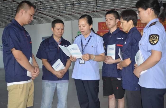 圖為該局執(zhí)法人員在向藥品經(jīng)營單位工作人員進(jìn)行宣貫。