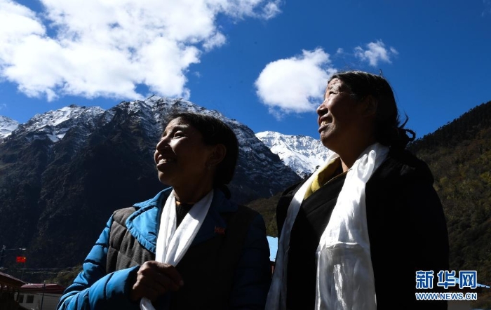 卓嘎（左）、央宗姐妹倆在一起（2017年10月29日攝）。新華社記者 普布扎西 攝