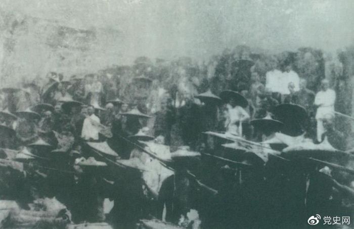 1926年7月9日，國民革命軍開始北伐。兩天后，北伐軍的先頭部隊葉挺獨立團攻占了長沙。然后向武漢進攻。一路上，迅猛發(fā)展的農(nóng)民運動有力地配合了北伐戰(zhàn)爭。在湖南、江西、湖北，農(nóng)民運動越來越引人注目。這是支援北伐戰(zhàn)爭的農(nóng)民自衛(wèi)軍。