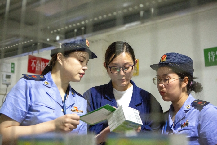 圖為該局執(zhí)法人員對(duì)特殊藥品庫存情況進(jìn)行現(xiàn)場(chǎng)核查。