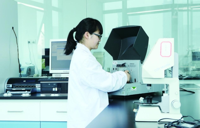 浙江省醫(yī)療器械檢驗(yàn)研究院生物醫(yī)學(xué)光學(xué)重點(diǎn)實(shí)驗(yàn)室的研究人員在進(jìn)行接觸鏡透氧試驗(yàn)。浙江省醫(yī)療器械檢驗(yàn)研究院供圖