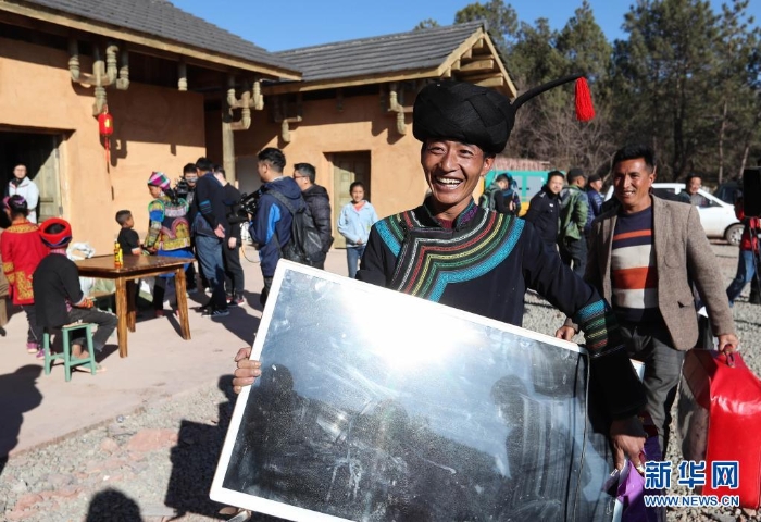 在四川省昭覺縣三河村的易地扶貧安置點，彝族群眾馬海日聰喜搬新居（2019年2月11日攝）。新華社記者 江宏景 攝