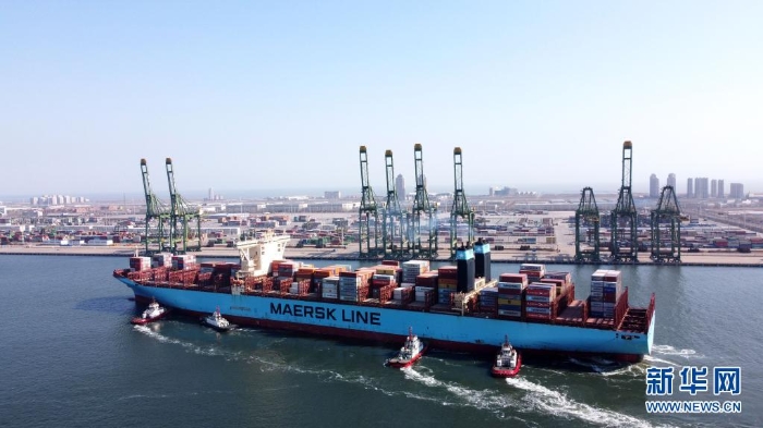 一艘載有集裝箱的貨輪駛?cè)胩旖蚋鄞a頭（2月22日攝，無人機照片）。新華社記者 趙子碩 攝