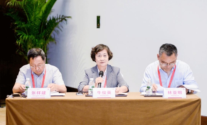 張祥建教授、?？∮⒔淌?、林亞明教授共同主持論壇