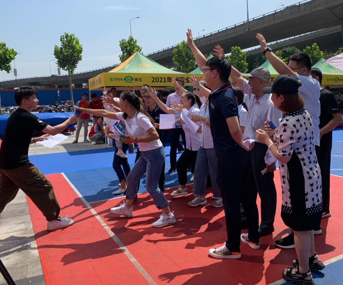 圖為現(xiàn)場群眾積極踴躍參與有獎競答。（齊桂榕 攝）