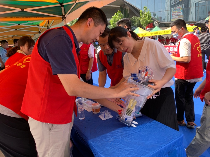 圖為山東省藥監(jiān)局工作人員為社區(qū)群眾介紹ECMO。（齊桂榕 攝）