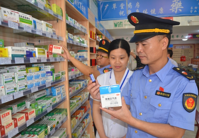 圖為7月20日執(zhí)法人員在一家鄉(xiāng)鎮(zhèn)大藥店內(nèi)檢查。