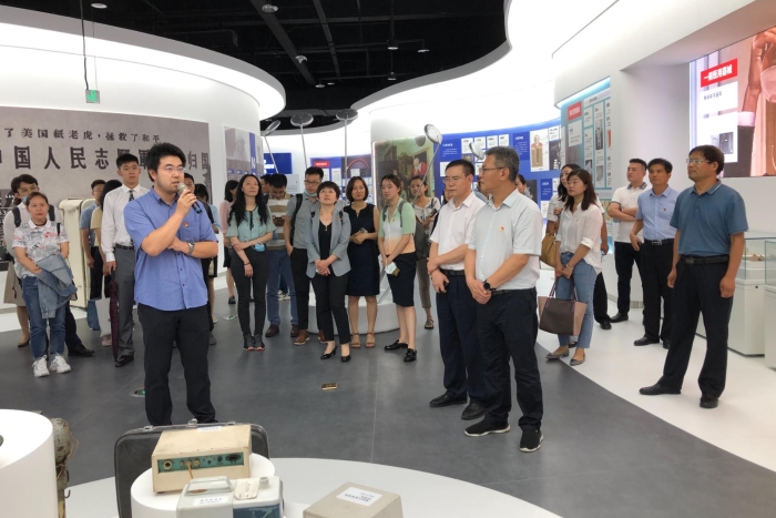 器審中心的審評員在給參觀人員介紹部分醫(yī)療器械產(chǎn)品。（蔣紅瑜攝）