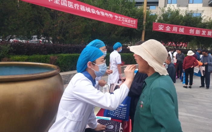 圖為寧夏2021年全國醫(yī)療器械安全宣傳周啟動儀式暨安全用械進社區(qū)