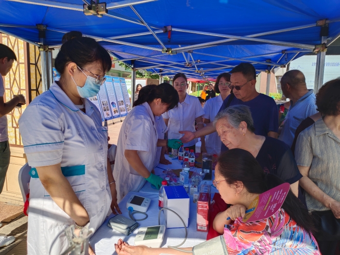 圖為甘肅省“醫(yī)療器械安全宣傳周”主題宣傳展覽活動專家咨詢現(xiàn)場