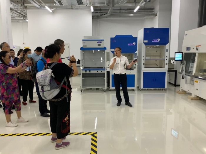 圖為社會公眾在企業(yè)展廳參觀。（齊桂榕 攝）