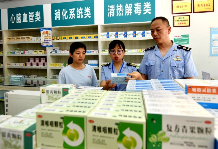 圖為執(zhí)法人員在一家藥店檢查。
