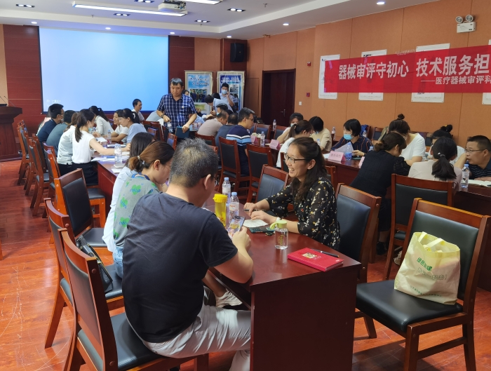 圖為醫(yī)療器械生產企業(yè)與中心工作人員面對面交流咨詢。