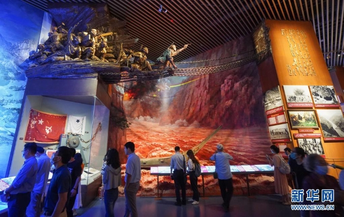 觀眾在中國共產(chǎn)黨歷史展覽館“‘不忘初心、牢記使命’中國共產(chǎn)黨歷史展覽”上觀看飛奪瀘定橋展陳（7月15日攝）?！⌒氯A社記者 陳曄華 攝