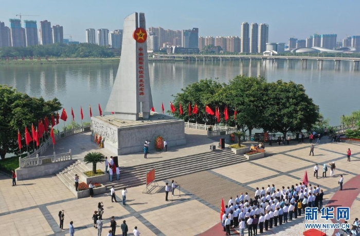人們在江西省于都縣中央紅軍長征出發(fā)紀念碑前參加紀念活動（4月30日攝，無人機照片）?！⌒氯A社記者 萬象 攝