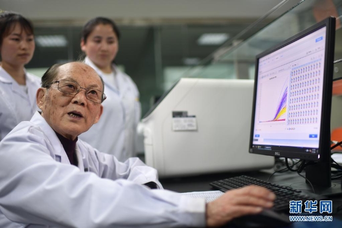 吳天一（前）在青海西寧的實驗室內和學生討論（6月17日攝）?！⌒氯A社記者 張宏祥 攝