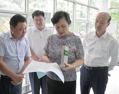 圖為臨沂市市場(chǎng)監(jiān)管局局長(zhǎng)黃杰（右一）等陪同中國(guó)科學(xué)院院士陳子江（右二）調(diào)研指導(dǎo)臨沂市藥物警戒工作。臨沂市市場(chǎng)監(jiān)管局供圖