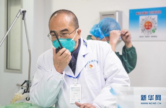 張定宇在武漢金銀潭醫(yī)院綜合病區(qū)樓聯(lián)系、協(xié)調(diào)工作（2020年1月27日攝）。新華社發(fā)（柯皓 攝）