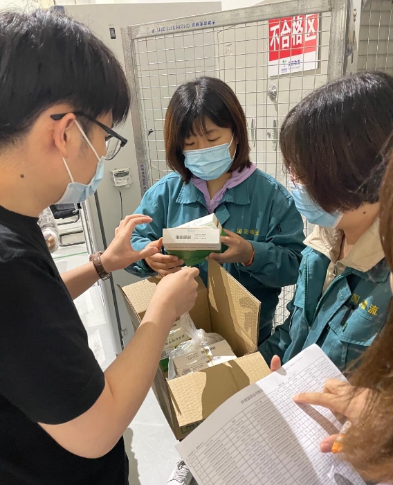 圖為監(jiān)督銷毀現(xiàn)場。