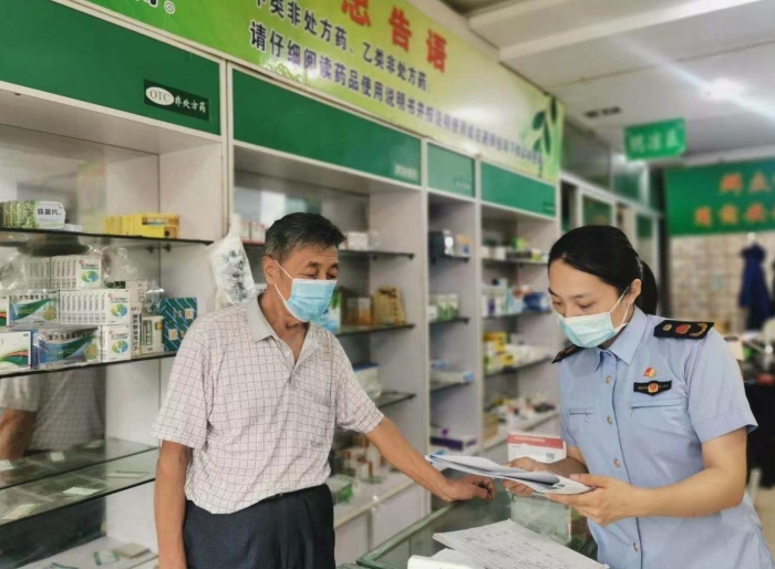 圖為執(zhí)法人員對(duì)轄區(qū)內(nèi)零售藥店的四類藥品銷售情況進(jìn)行突擊檢查。