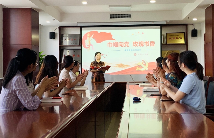 圖為山東省食品藥品審評(píng)查驗(yàn)中心保化科集中開展讀書分享活動(dòng)。