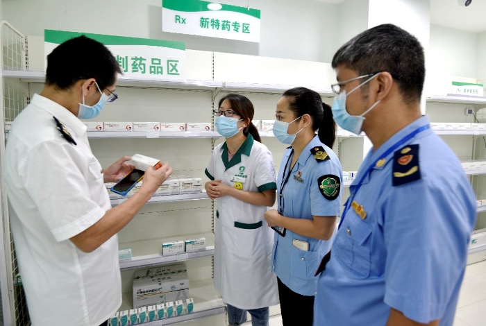 圖為執(zhí)法人員在一家藥店檢查。