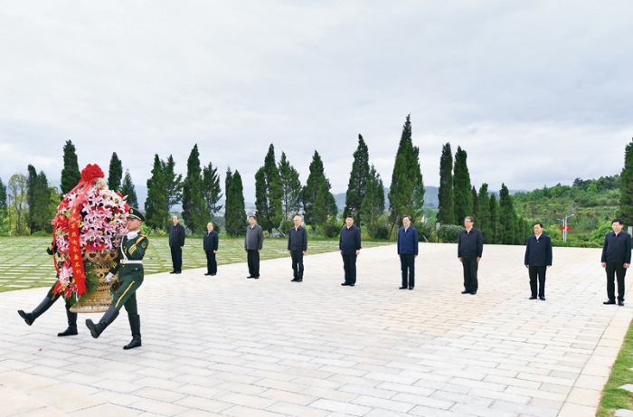 2021年4月25日至27日，中共中央總書記、國家主席、中央軍委主席習(xí)近平在廣西考察。這是25日上午，習(xí)近平在位于桂林市全州縣的紅軍長征湘江戰(zhàn)役紀(jì)念園，向湘江戰(zhàn)役紅軍烈士敬獻(xiàn)花籃。 新華社記者 謝環(huán)馳/攝