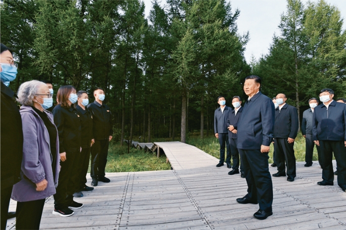 2021年8月23日至24日，中共中央總書記、國家主席、中央軍委主席習(xí)近平在河北省承德市考察。這是23日下午，習(xí)近平在塞罕壩機(jī)械林場尚海紀(jì)念林考察時，同林場職工代表親切交流。 新華社記者 李學(xué)仁/攝