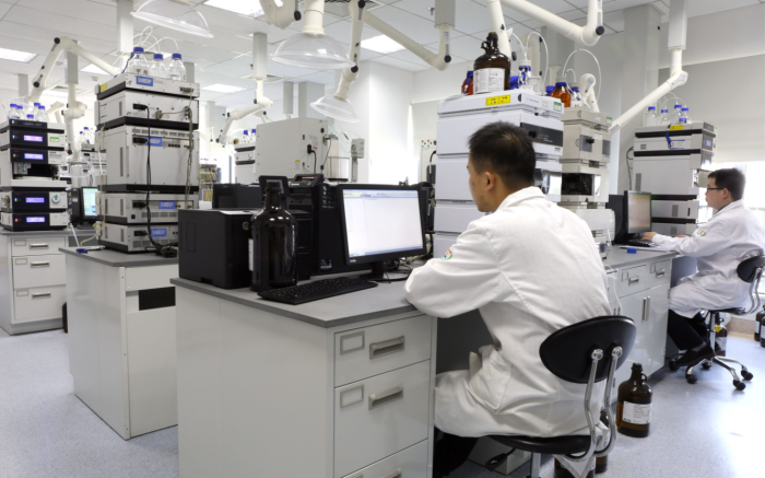 圖為湖北省藥品監(jiān)督檢驗(yàn)研究院中藥質(zhì)量控制重點(diǎn)實(shí)驗(yàn)室科研人員進(jìn)行配方顆粒標(biāo)準(zhǔn)研究，拍攝人：馮頌橋