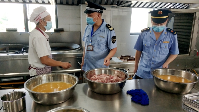 圖為檢查現(xiàn)場(chǎng)。（王玲玲 攝）