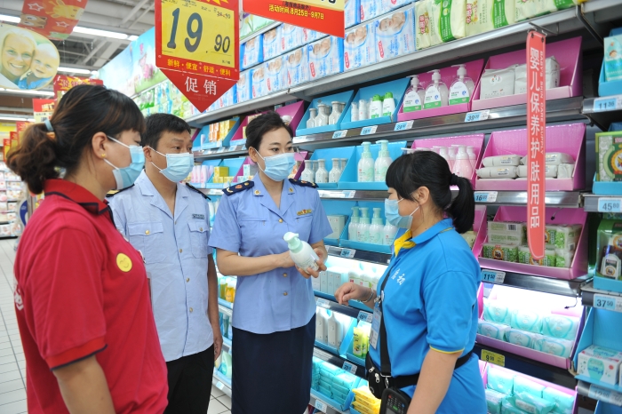 圖為執(zhí)法人員對化妝品進(jìn)行檢查。