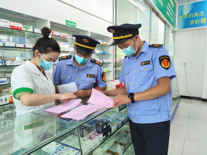 圖為監(jiān)管人員在一家藥店檢查。