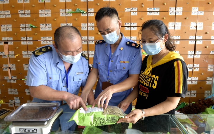 圖為該局清溪鎮(zhèn)市場(chǎng)監(jiān)管所執(zhí)法人員在一家藥店檢查。