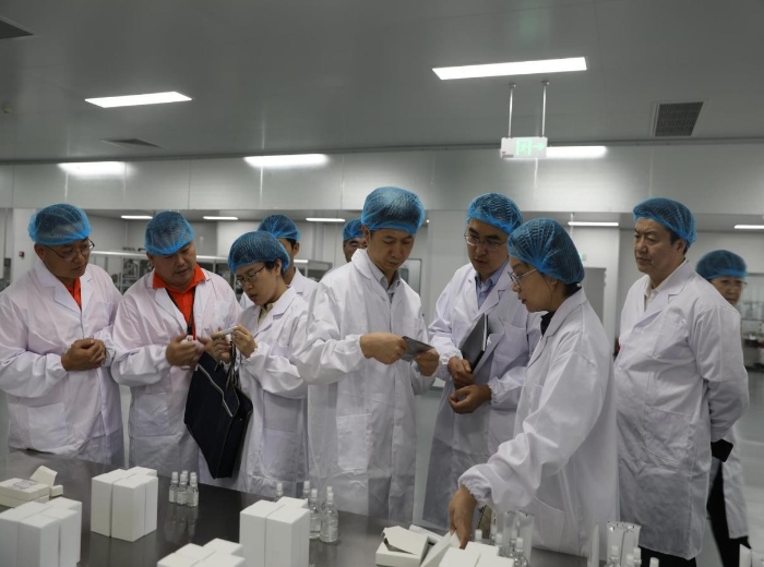 圖為山東省藥監(jiān)局率專家組在企業(yè)調(diào)研。