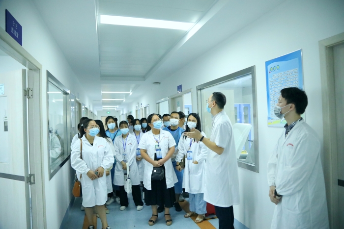 圖為市民代表參觀實(shí)驗(yàn)室場(chǎng)所。