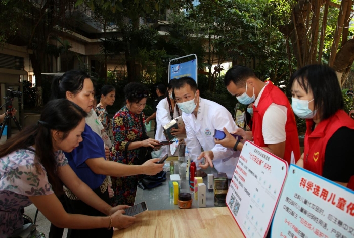 圖為社區(qū)群眾紛紛下載國家藥品監(jiān)督管理局“化妝品監(jiān)管”APP。（程奇攝）
