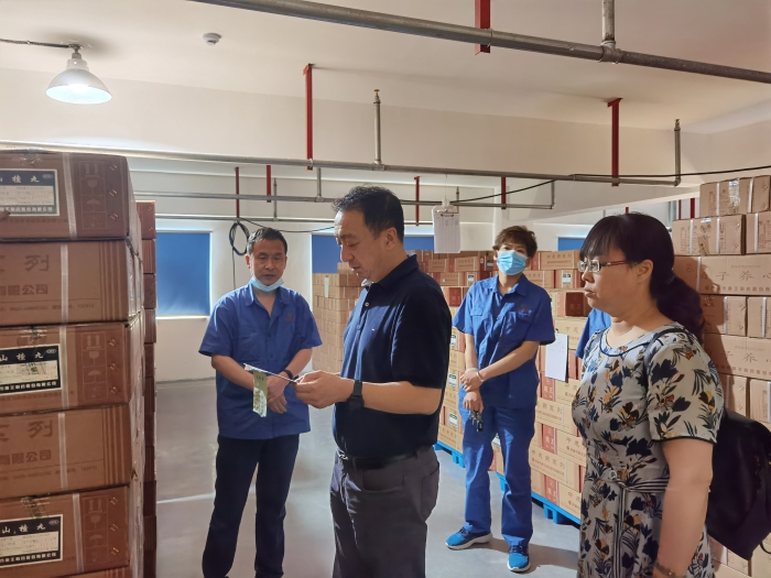 圖為吉林檢查分局在吉林市鹿王制藥股份有限公司開展“大調(diào)研 大走訪”活動(dòng)。（葉陽(yáng)歡攝）