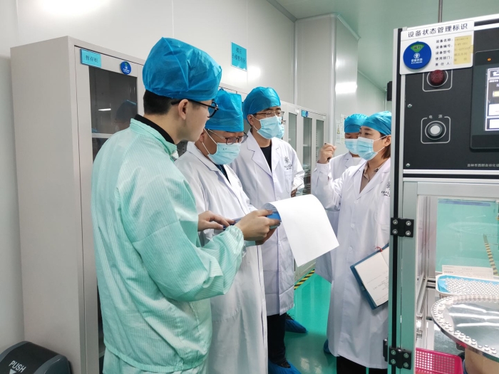 圖為吉林檢查分局在吉林瑞爾康隱形眼鏡有限公司檢查隱形眼鏡生產(chǎn)情況。（葉陽(yáng)歡攝）