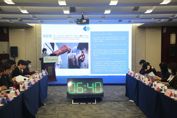 為第三屆“尋找身邊最美藥師”活動(dòng)初審會(huì)議上，參會(huì)代表講述執(zhí)業(yè)藥師事跡。（劉新楊 攝）