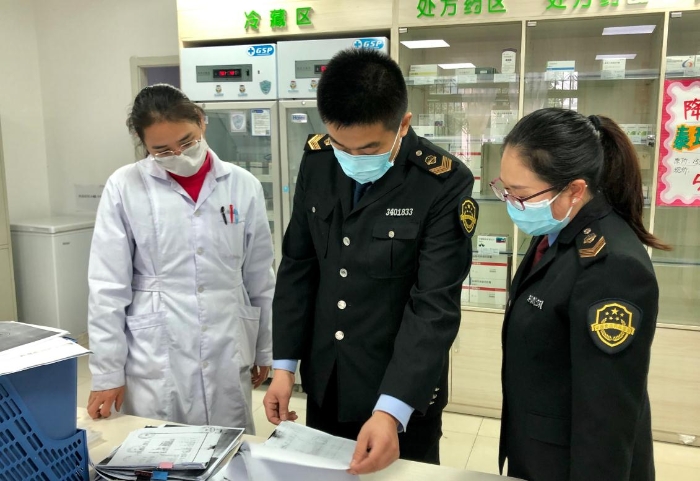 圖為該局監(jiān)管人員檢查一家藥品零售藥企業(yè)的產品進出庫情況。 