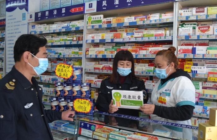 圖為該局工作人員在一家藥品連鎖企業(yè)門(mén)店進(jìn)行檢查。