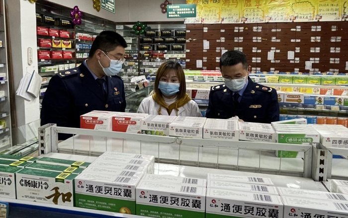圖為執(zhí)法人員在一家藥店檢查