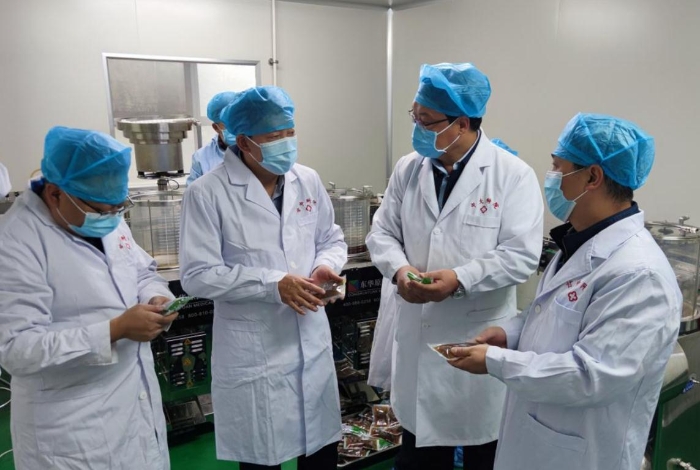 圖為甘肅省藥監(jiān)局指導(dǎo)組實地察看“甘肅方劑”配制生產(chǎn)現(xiàn)場