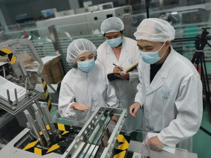 圖為藥品包裝線檢查現(xiàn)場(chǎng)。
