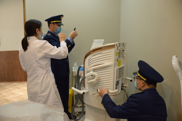 圖為執(zhí)法人員在一家美容機(jī)構(gòu)對(duì)藥械產(chǎn)品等進(jìn)行核查。