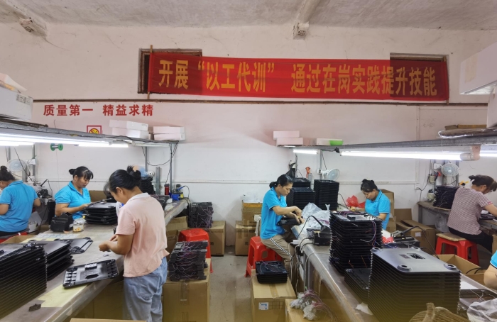 廣西忻城縣遂意鄉(xiāng)遂意村的家庭婦女經(jīng)過專門培訓(xùn)，成為醫(yī)療器械生產(chǎn)鏈條上的產(chǎn)業(yè)工人。圖為她們在就業(yè)扶貧車間為人體成分分析儀的前段半成品加工。