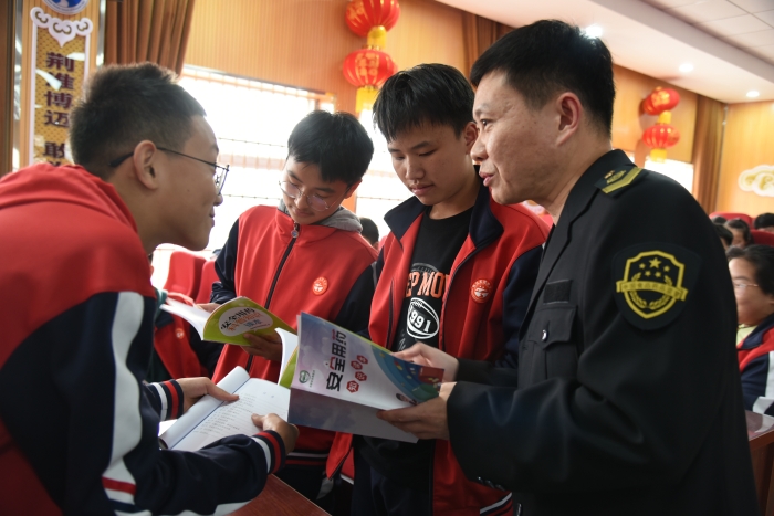 圖為工作人員向?qū)W生講解安全用藥知識(shí)。