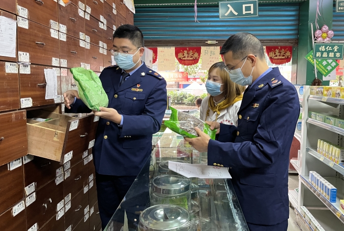 圖為執(zhí)法人員在藥店檢查。